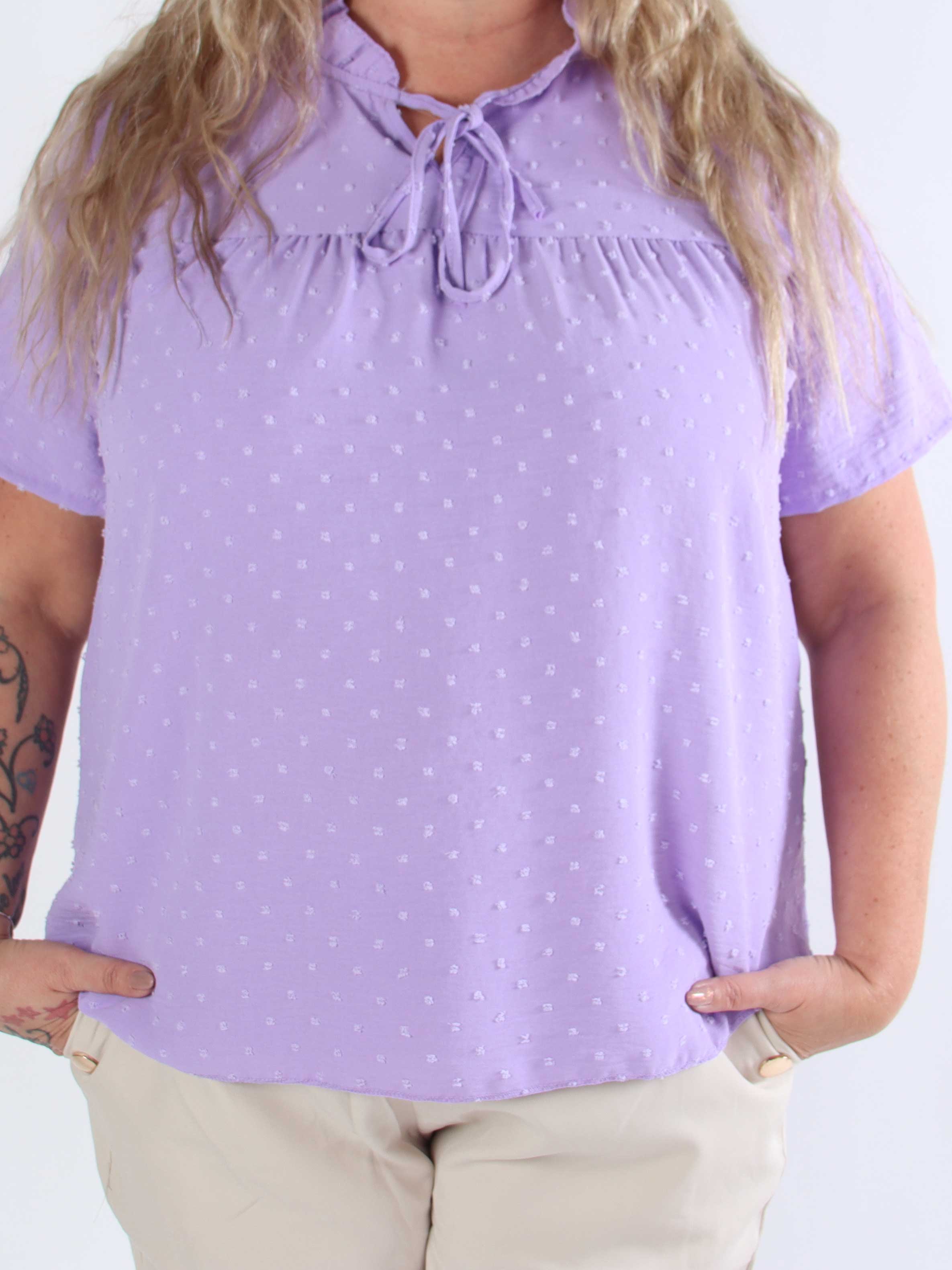 Bloom - Sød plus size tunika med flæsekant og sløjfe